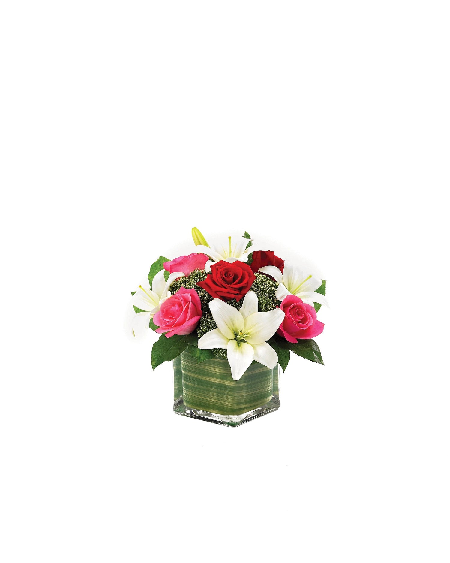 Precioso cubo romántico de lirios y rosas